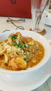 ミー・バンドゥン(Mee Bandung)。魚介など具だくさんの麺料理。スパイスのきいたグレービーソースは、辛さひかえめ。ほんのり甘みもあり、日本人の舌にもよく合う。