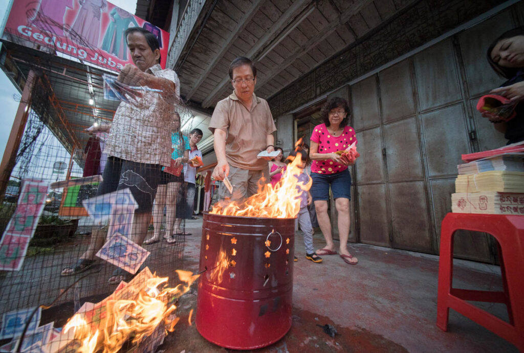 華人の伝統行事のたびに紙銭を燃やす光景（写真：TANJC）