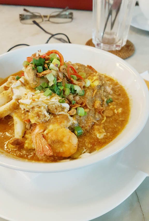 ミー・バンドゥン（Mee Bandung）。魚介など具だくさんの麺料理。スパイスのきいたグレービーソースは、辛さひかえめ。ほんのり甘みもあり、日本人の舌にもよく合う。