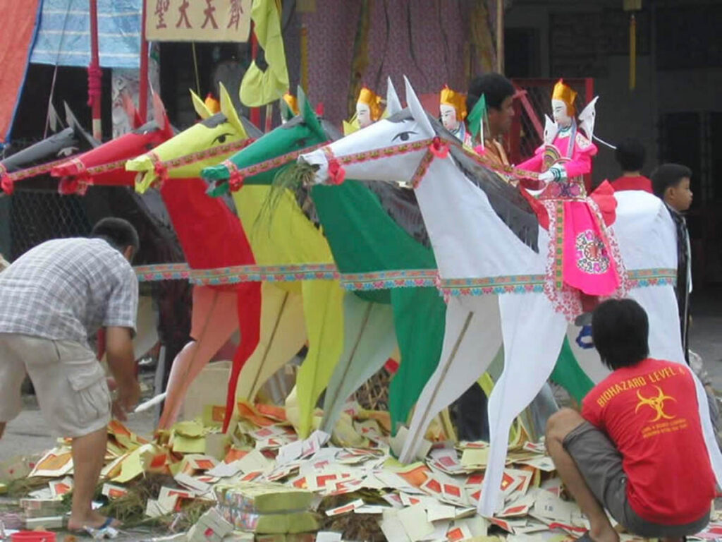 華人の伝統行事のたびに紙銭を燃やす光景（写真：TANJC）